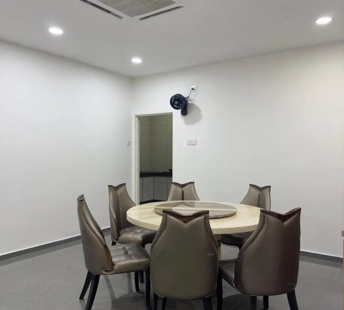Flower Villa Taman Mount Austin For 16 Pax Johor Bahru 0*,