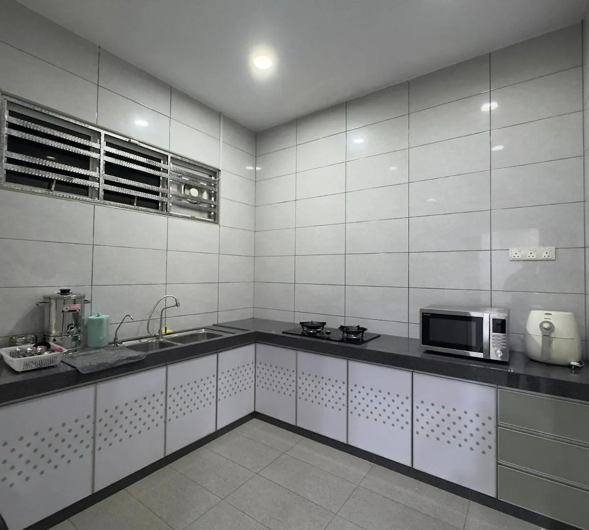Flower Villa Taman Mount Austin For 16 Pax Johor Bahru 0*,  Malaysia